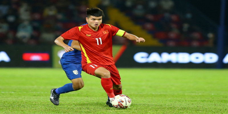 Nguyễn Văn Tùng là cầu thủ U23 Việt Nam có lối chơi điêu luyện và có khả năng phán đoán tình hình tốt.
