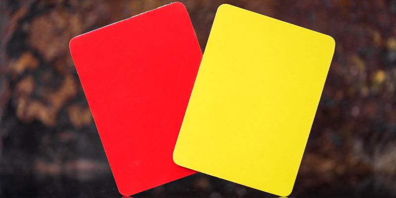 Trong bóng đá có 2 loại thẻ chính là thẻ vàng và thẻ đỏ